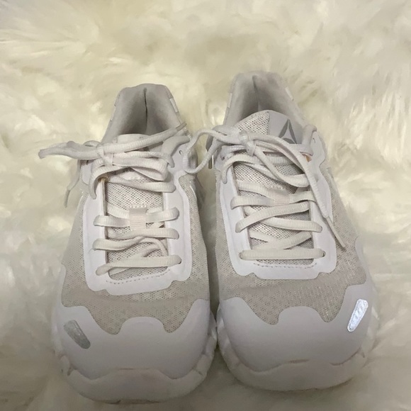 Reebok Shoes - Vintage REEBOK 👟Womens Tennis shoes 👟 Size US 5- White